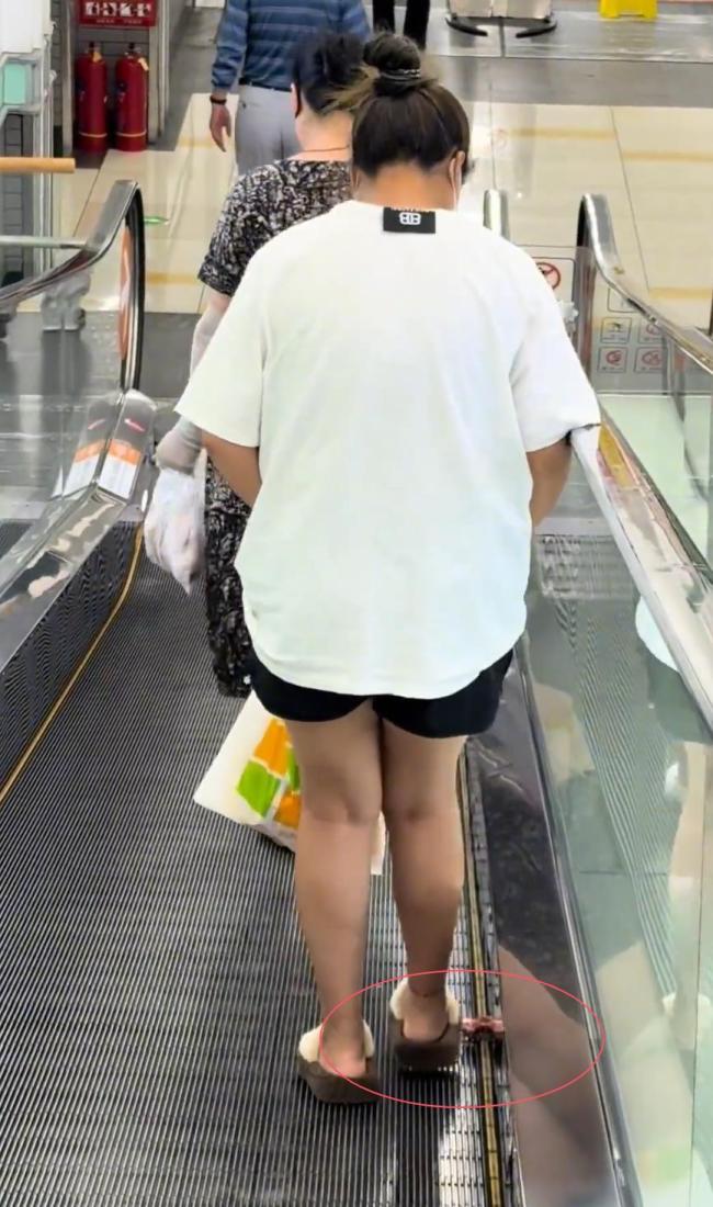 女子超市偷排骨从短裤掉到扶梯上 警方介入核查