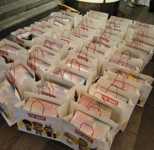 Labubu溢价超30倍 有黄牛一周赚37万 暴利游戏背后的灰色产业链