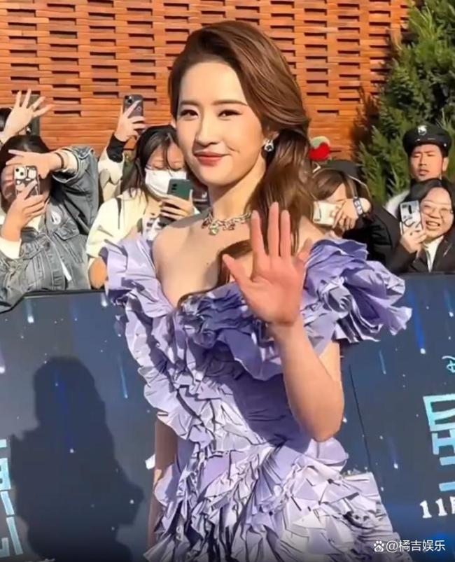 能不能禁止劉亦菲和人打招呼：她連揮個(gè)手都像在拍廣告