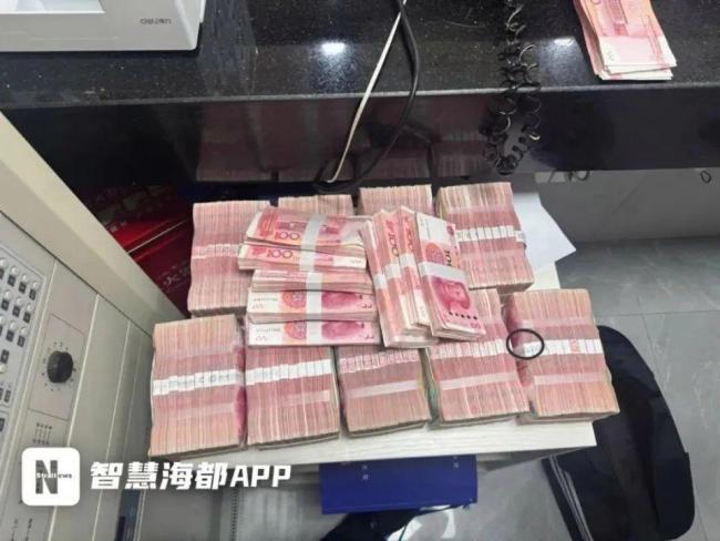 百万现金遗落咖啡店店员被赞 拾金不昧暖人心