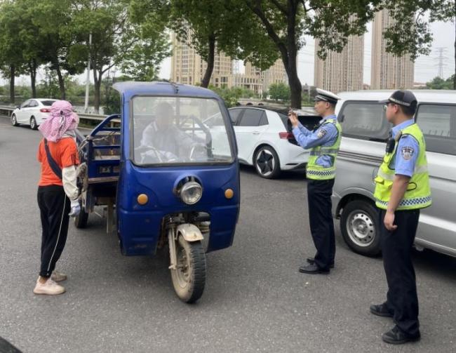 被醉驾车顶行600米的交警牺牲 英雄民警因公殉职
