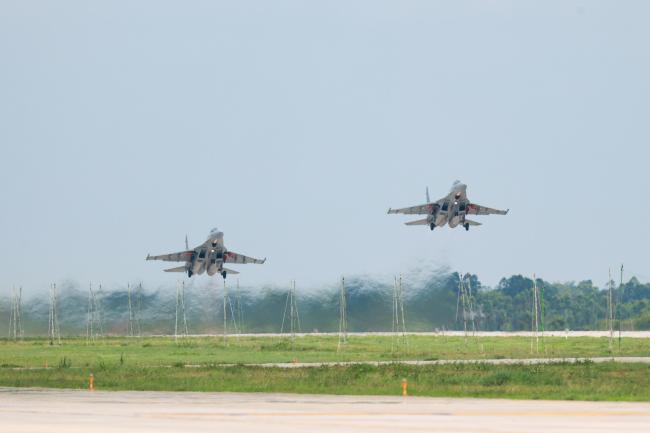 看对空、对地、对海多课目异型机协同训练