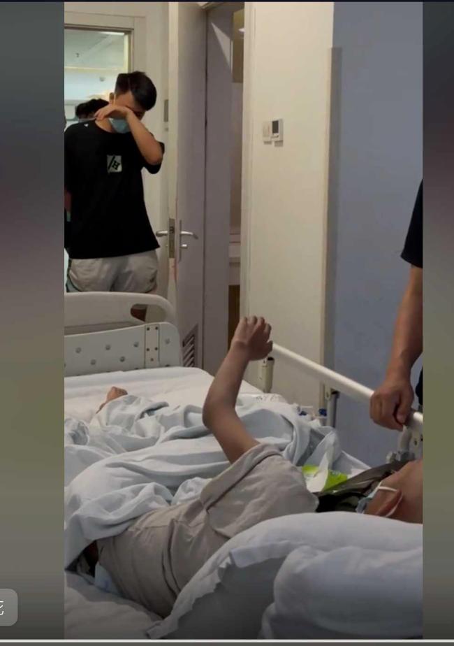 被舉牌探望的白血病男生離世 同學(xué)老師送別淚目