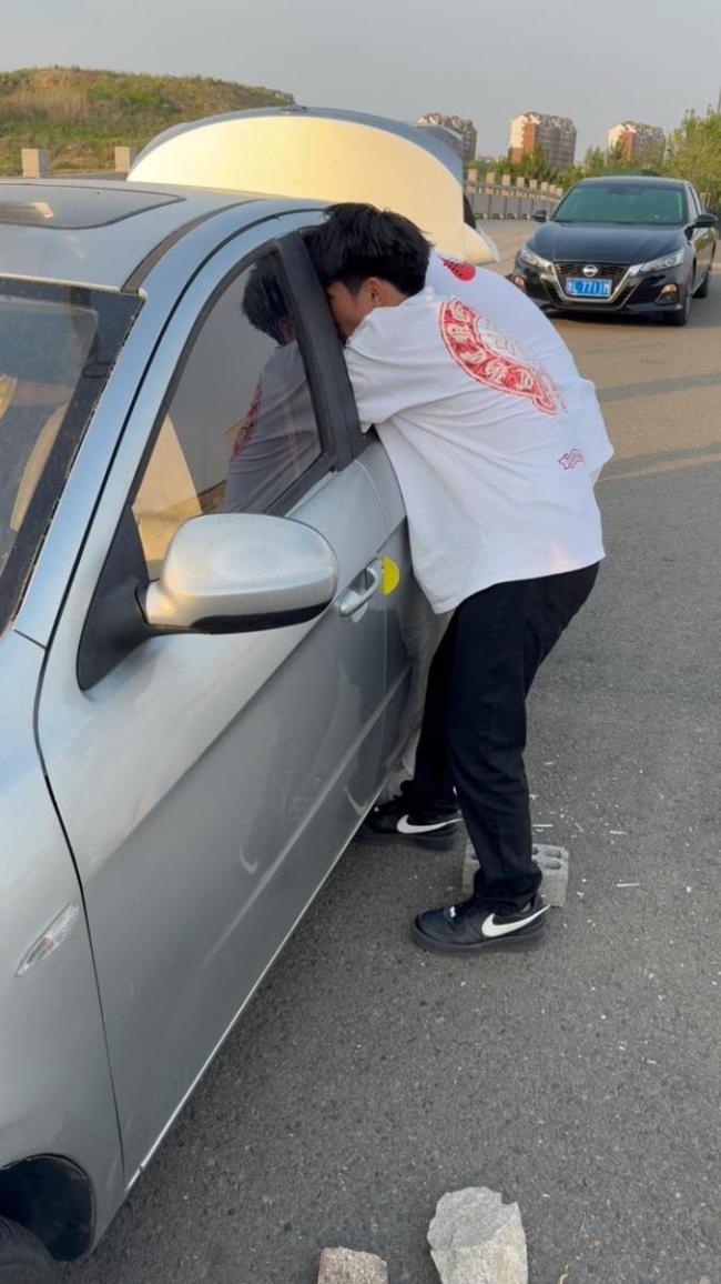 孩子被困車內 3學生破窗救人 智慧與勇氣的生命接力