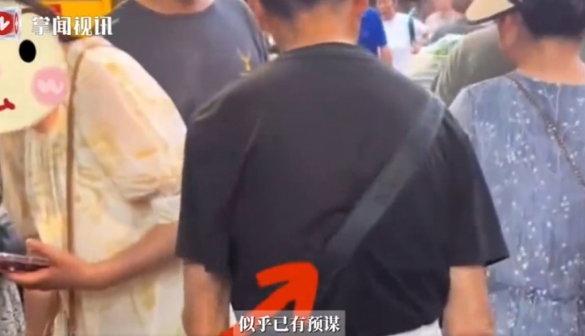 男子在市场多次咸猪手被拍下，网友：建议立刻报警！