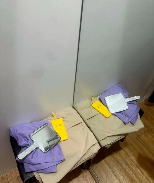 优衣库的镜子有滤镜？工作人员回应 光线折射造成色差