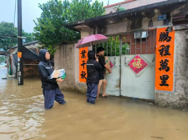 暴雨来袭 村干部连夜呼喊村民转移 连续奋战15小时