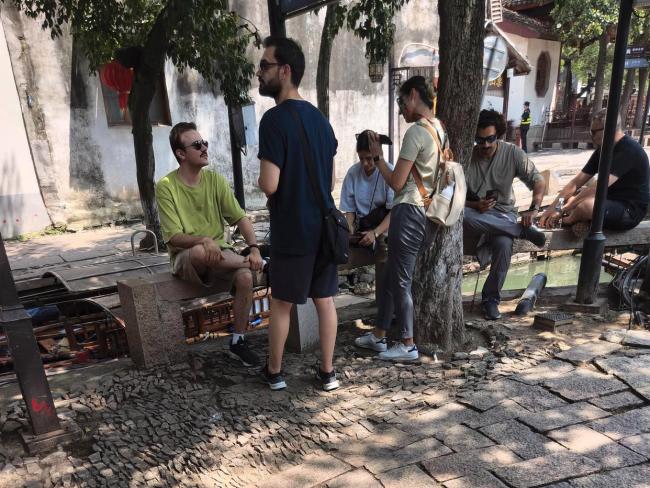 伊朗來華游客在旅游大巴上哭泣 戰(zhàn)火中斷歸途