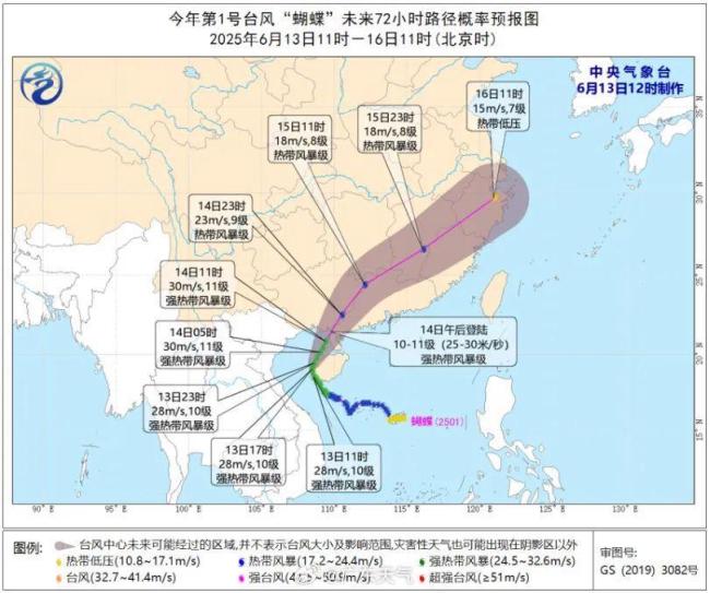 台风天小孩仍在户外玩水 男子劝回