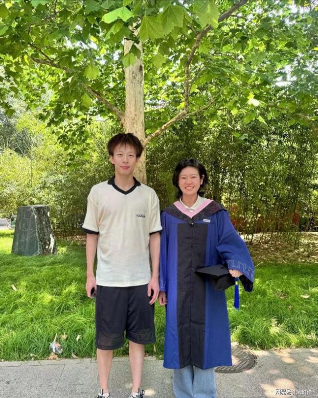 林高远陪弟弟参加毕业典礼 情谊深厚引关注