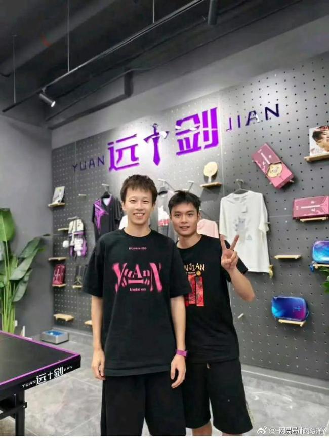林高遠(yuǎn)陪弟弟參加畢業(yè)典禮