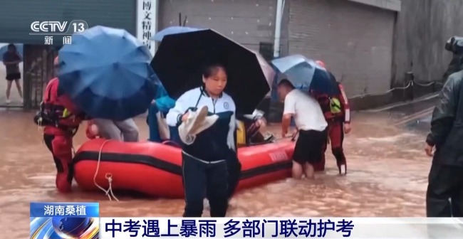 皮劃艇護(hù)送考生 湖南桑植多部門暴雨中護(hù)考