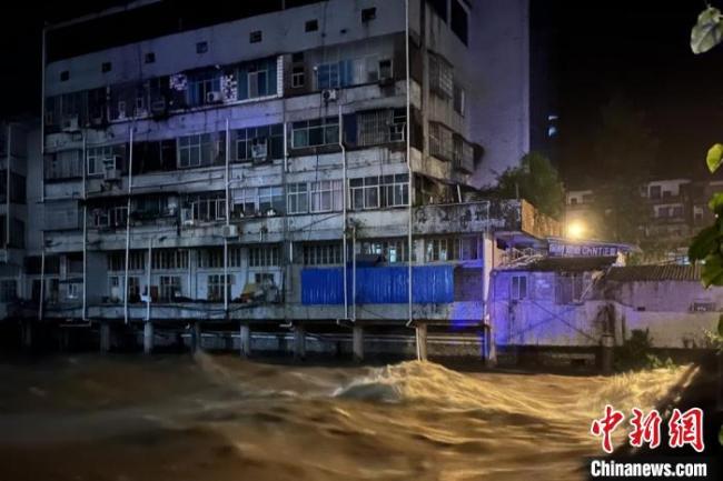 湖北鶴峰降雨量突破歷史極值 防汛形勢(shì)嚴(yán)峻