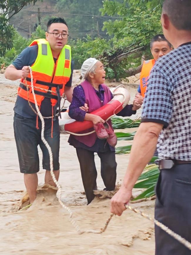 重庆彭水多个乡镇遭遇暴雨袭击 救援与自救并行