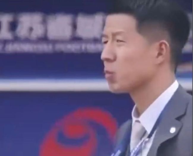 “苏超”淮安队主帅回应穿正装 尊重比赛态度获赞