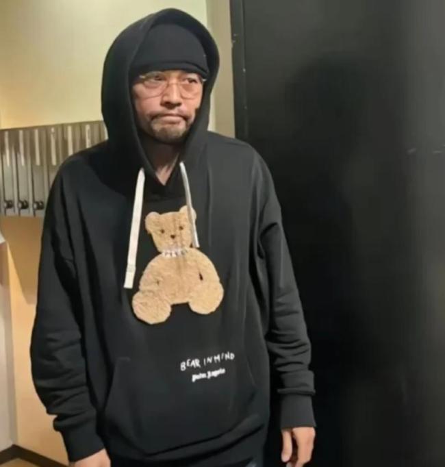 有网友在日本街头偶遇周杰伦 走路姿势似乎有些吃力