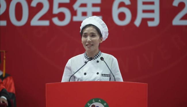 食堂阿姨脱稿演讲听哭毕业生 真挚话语打动人心
