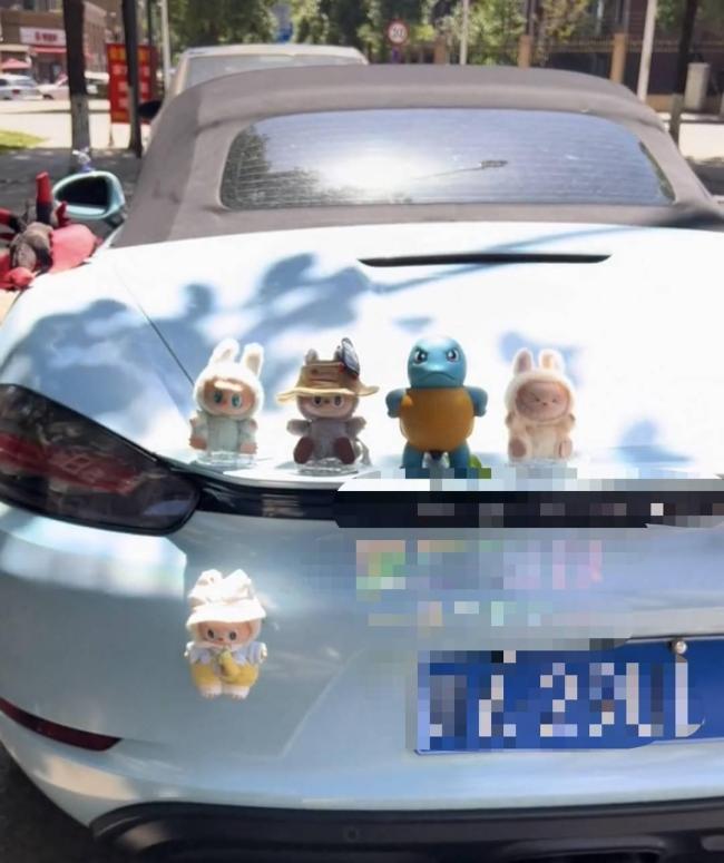 男子將Labubu粘貼車外被偷 個性化裝飾引爭議