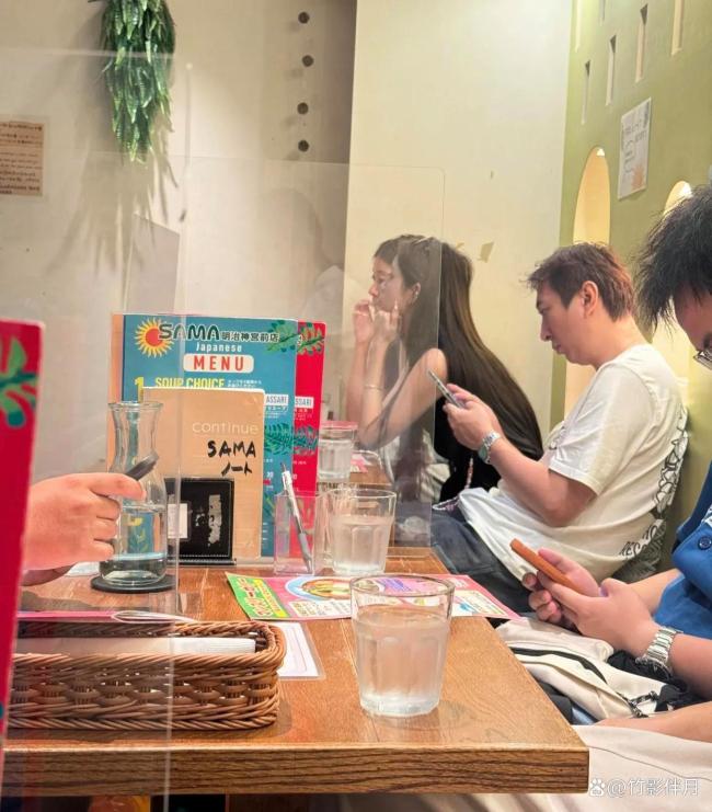 王思聪带女友在日本平价餐厅吃咖喱 树懒脸引发热议
