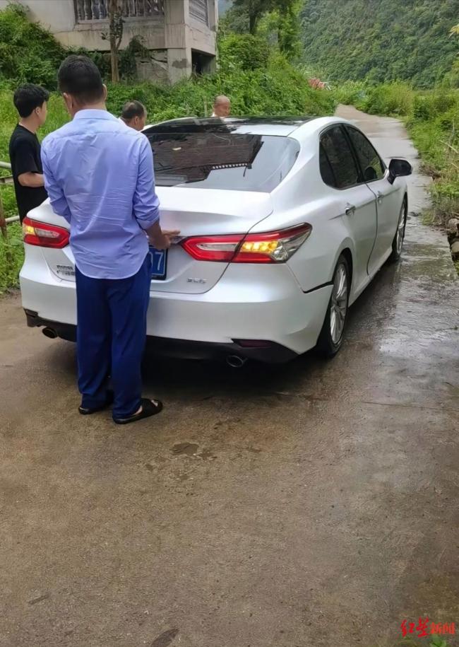 河水突漲車輛被淹 村民齊心救援 20人“拔河式”救車