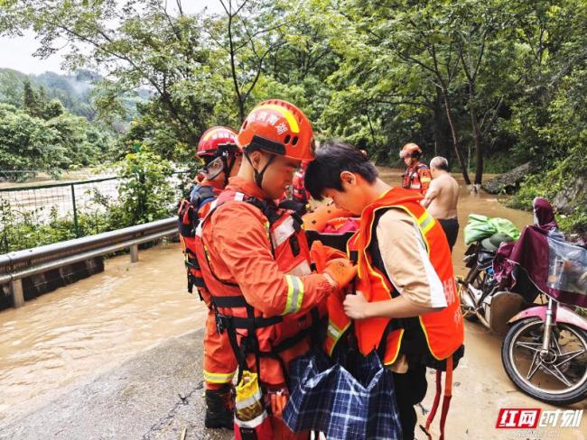 多地遭遇持续强降雨 救援现场直击 消防紧急救援