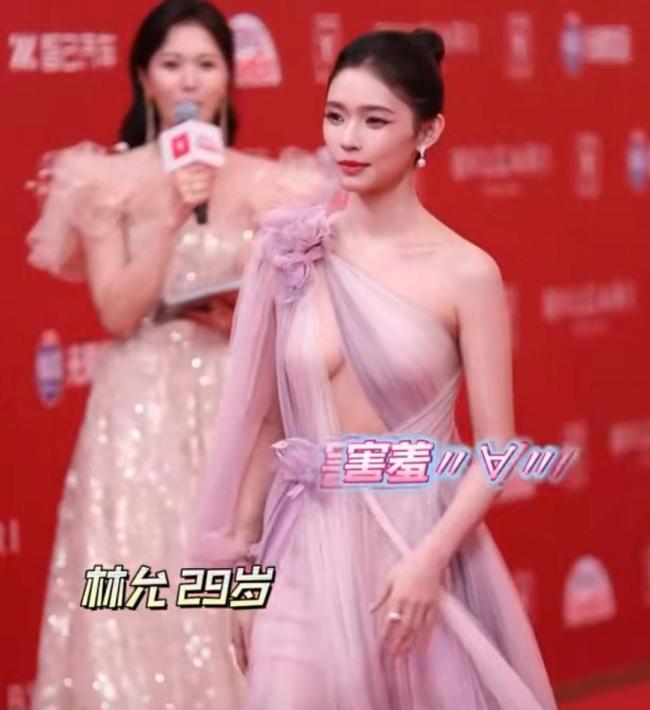林允身材好就是敢穿