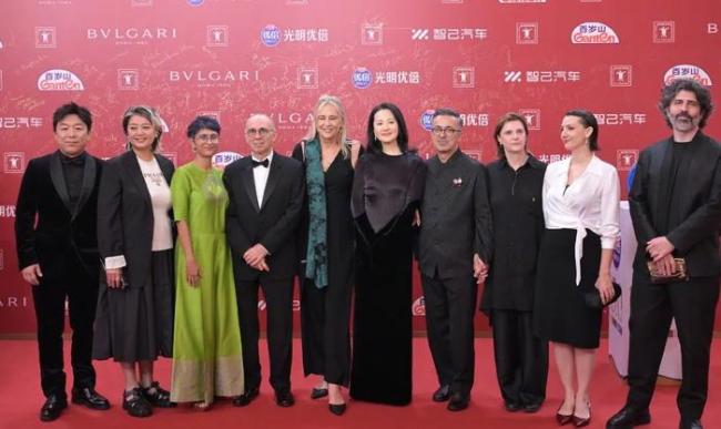 上影节闭幕式多位女明星走红毯