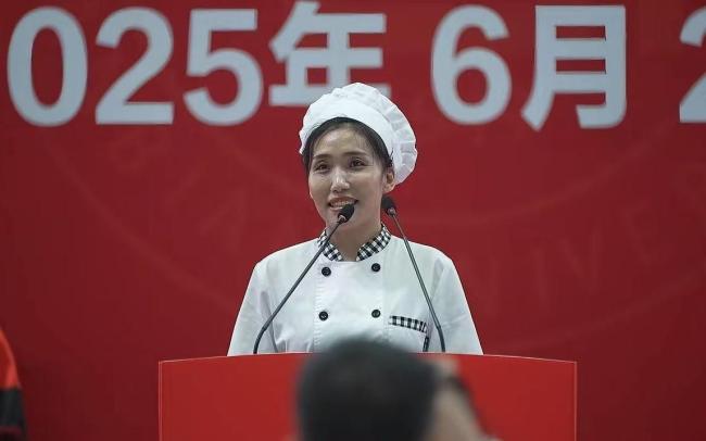 媒體評(píng)食堂阿姨在畢業(yè)典禮上發(fā)言