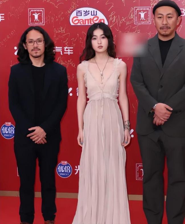 上影节闭幕式多位女明星走红毯 红毯争艳各具风采
