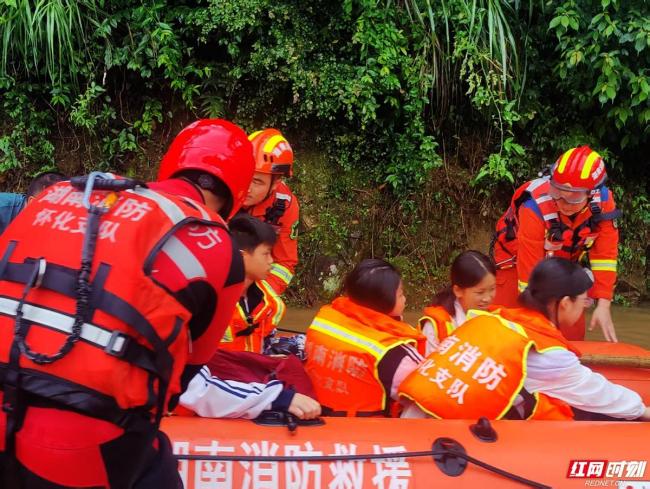 多地遭遇持續(xù)強降雨 救援現(xiàn)場直擊 消防緊急救援