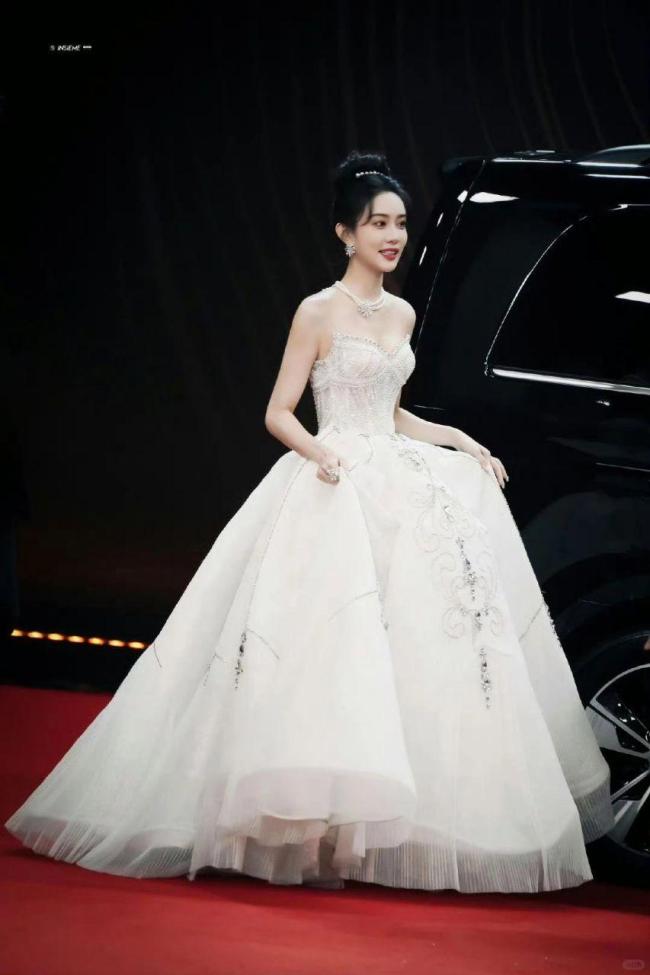 孟子义又带病工作？孟子义手贴医用胶布出席活动引热议