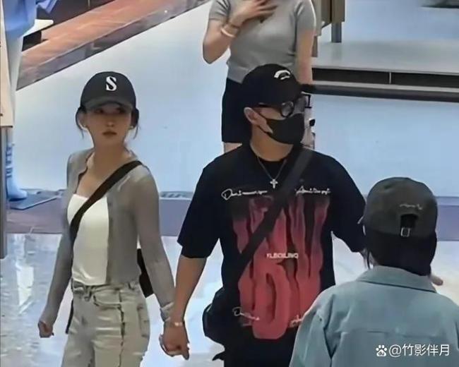汪峰与女友新疆逛街 怕她走丢的小心谨慎