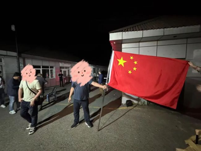 留學(xué)生稱無人機(jī)在伊朗樓頂上空爆炸：4天幾乎沒合眼，看到五星紅旗很激動
