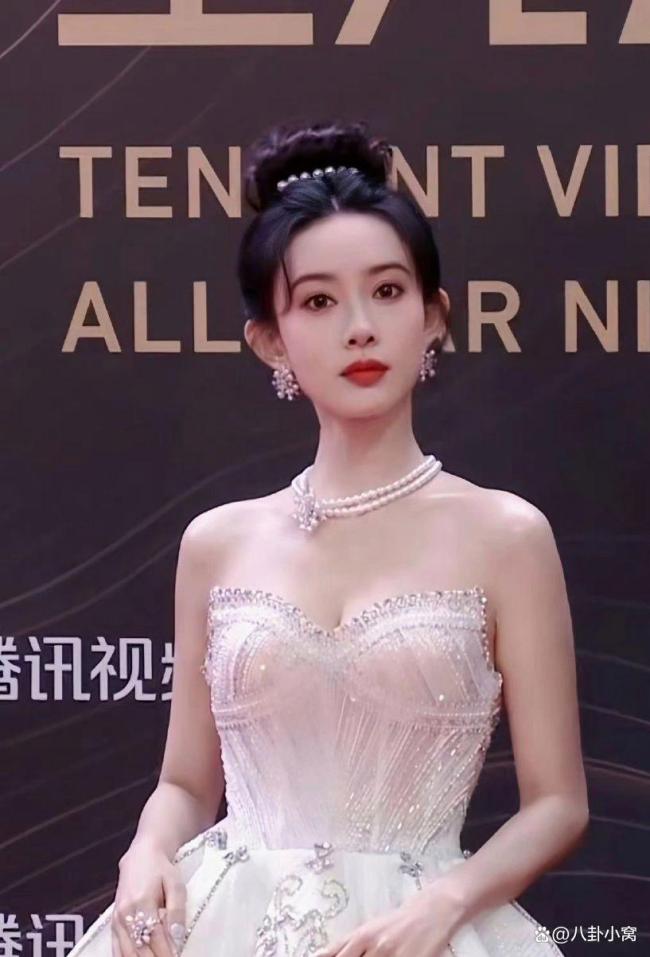 孟子義又帶病工作？孟子義手貼醫(yī)用膠布出席活動(dòng)引熱議