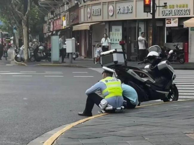 坐街邊開導(dǎo)哭泣男孩的民警找到了