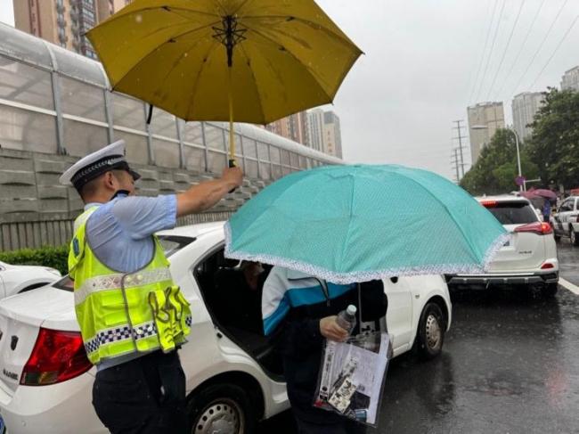 學(xué)生拄拐赴考民警撐傘攙扶 溫情守護(hù)顯初心