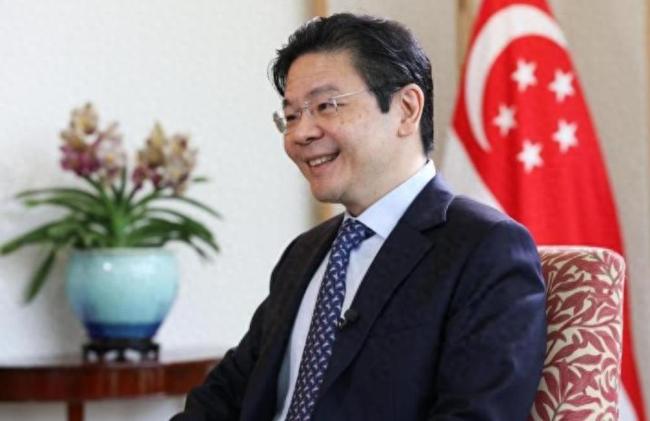 北京：新加坡总理抵京，登机前连送四词，李显龙预言结局，中美风雨欲来 小国求稳自保