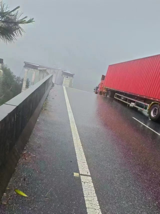 当地回应贵州一高架大桥垮塌 暴雨致交通中断