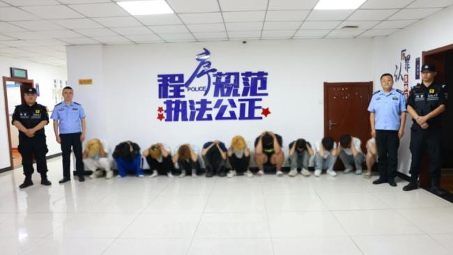 多人加油站内砸车打人被抓 小事引发大冲突