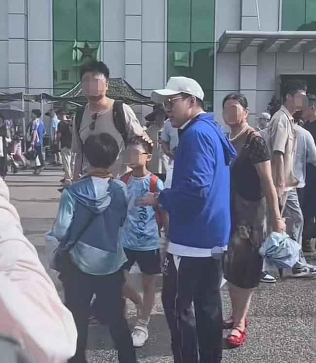 霍启刚陪儿子参观驻港部队军营 父子情深共体验军人精神