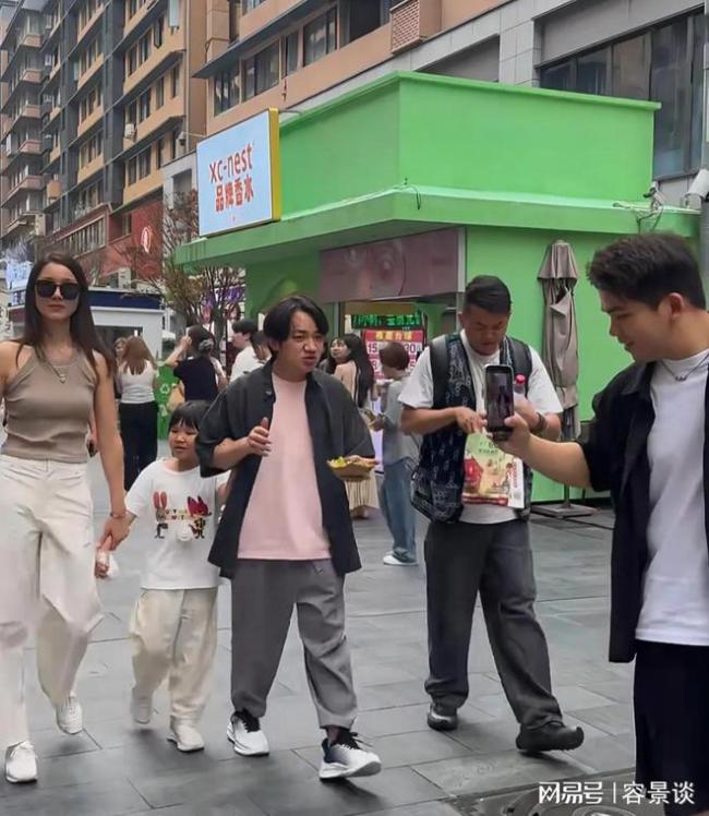 王祖蓝李亚男一家来贵阳避暑 幸福出游羡煞旁人