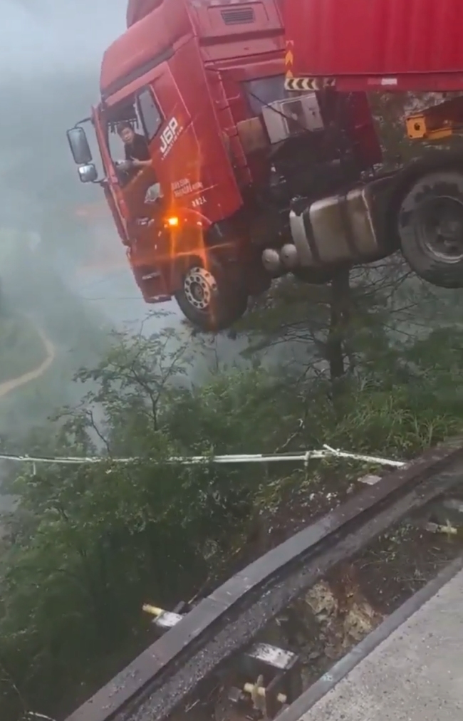 當(dāng)?shù)鼗貞?yīng)貴州一高架大橋垮塌 暴雨致交通中斷