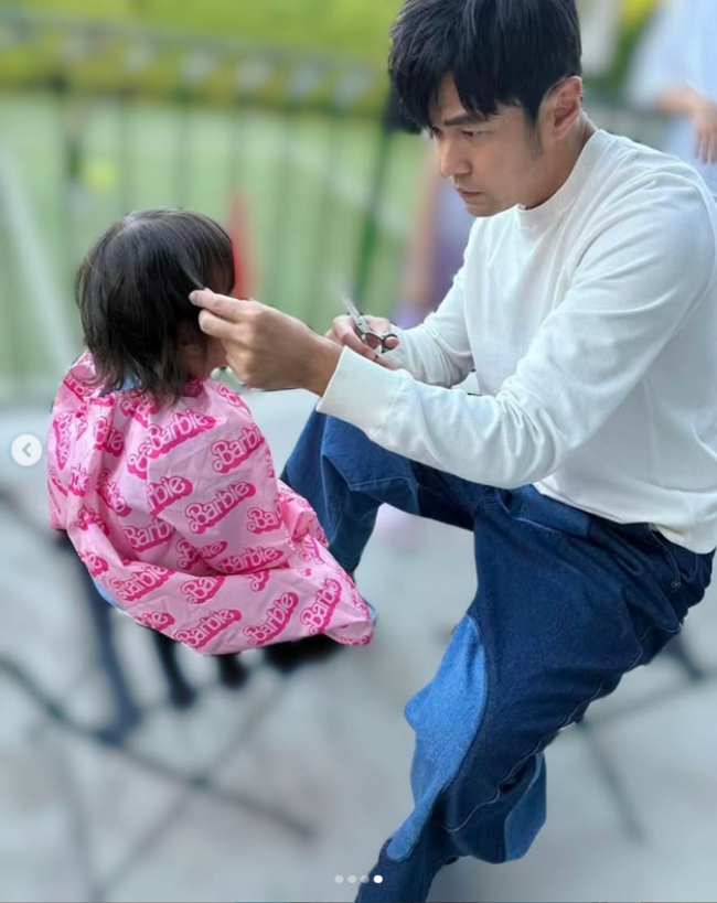 周杰伦晒3岁小女儿萌照 背影也超萌