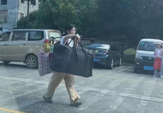 意外爆火后的扁擔女孩躲避流量漩渦 回歸平靜生活