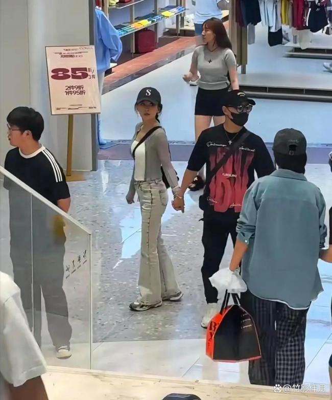 汪峰火速飞到乌鲁木齐安抚女友，与森林北逛街，是恩爱小情侣状态 怕失去的真情流露