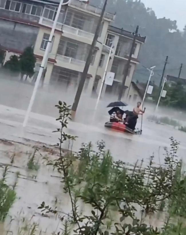 小伙暴雨中劃艇救出100多人