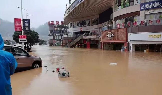 貴州榕江縣城最大商場被洪水淹沒