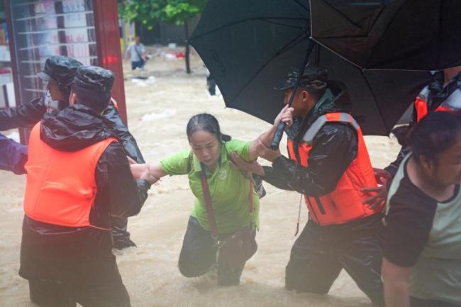 貴州武警官兵馳援榕江轉(zhuǎn)移受災群眾 連夜奮戰(zhàn)抗洪救災