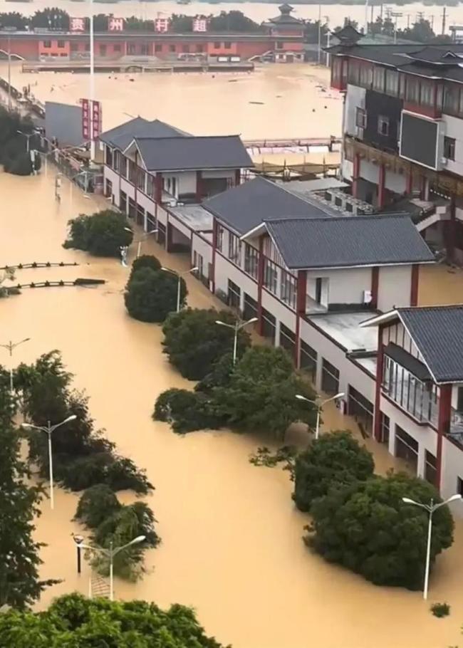村超球場10分鐘被淹沒 洪水來襲引發(fā)關(guān)注
