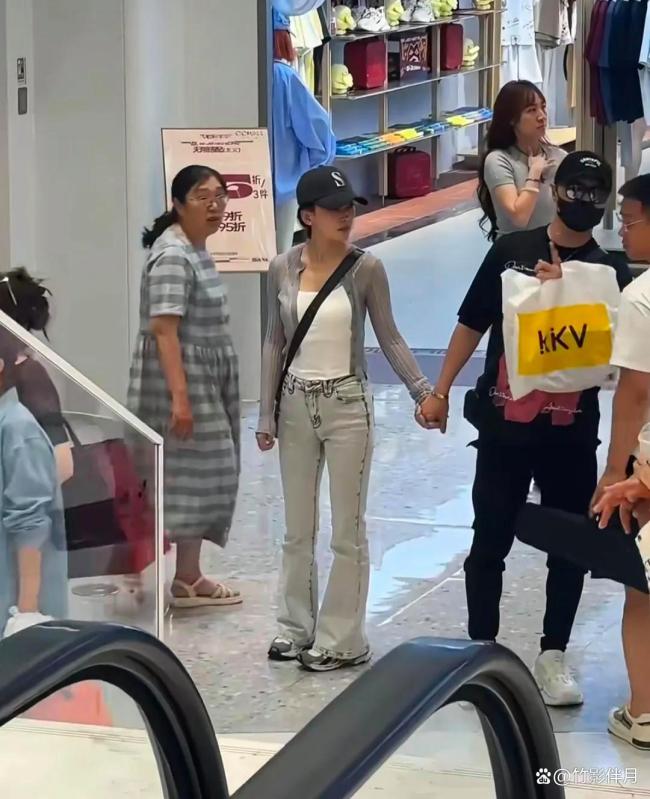 汪峰火速飞到乌鲁木齐安抚女友，与森林北逛街，是恩爱小情侣状态 怕失去的真情流露